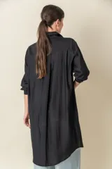 Camisa larga lisa color negro, de seda, que se puede usar como camisa o túnica.