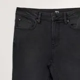 Pantalón de jean gris oscuro, corte slim, con bolsillos delanteros y traseros.