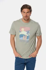 Remera de manga corta color gris con estampado de paisaje costero con palmeras y tablas de surf.