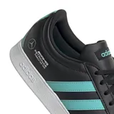Championes Adidas VL Court Mercedes AMG Petronas F1 Team, color negro con detalles en celeste y blanco. Presentan las tres tiras características de Adidas en los laterales, logo de Mercedes AMG Petronas F1 Team y suela de goma.