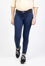 Jean chupín negro maternal, de tiro medio y con piezas elastizadas en los laterales al frente.