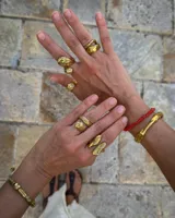 Anillo de diseño abierto con textura escamada que simula la piel de una serpiente, elaborado artesanalmente en metales nobles.