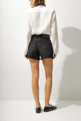 Short de jean celeste con cintura alta y corte recto.