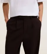 Pantalón masculino wide leg color marrón oscuro, con cintura con trabillas, cierre invisible, bolsillos laterales y frisos.