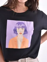 Remera color rosa claro con estampado rectangular de limones y flores.