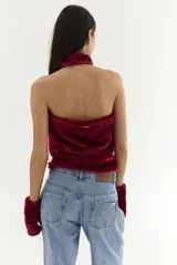 Top negro peludito con cuello halter y sin mangas.