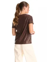 Blusa de manga corta con cuello redondo, confeccionada en tejido cubierto de lentejuelas color verde esmeralda. Cuenta con forro interno a tono y un corte recto.