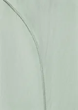 Vestido midi de color verde menta, con cuello en pico, mangas cortas y diseño evasé. Presenta costuras verticales decorativas a lo largo de la prenda y cierre de cremallera en la parte posterior.