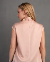 Blusa sin mangas de satén color rosa blush, con escote drapeado y caída fluida.