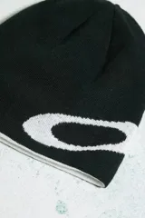 Gorro tipo beanie de punto fino color negro con diseño jacquard del logotipo Ellipse en color blanco.