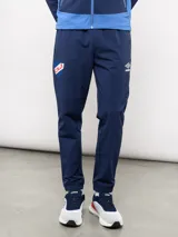 Pantalón deportivo Umbro del Club Nacional de Football, color azul marino. Presenta un diseño técnico con cortes estratégicos, el escudo del club en el muslo derecho y el logo de la marca en el izquierdo. Cuenta con puños elásticos en los tobillos.