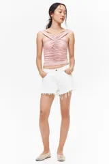 Top de punto elástico color rosado, con breteles anchos y diseño ceñido al cuerpo. Presenta un detalle de frunces verticales en el centro del frente que crea un efecto drapeado.