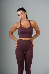 Legging deportivo de tiro alto con pretina ancha y diseño sin costuras, confeccionado en tejido elástico de color marrón.