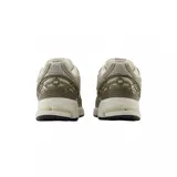 Championes urbanos New Balance modelo 1906R, color beige con detalles en marrón oscuro y blanco. Presentan una estructura técnica de malla y paneles sintéticos, con el logo N característico en los laterales y entresuela con tecnología N-ergy.