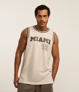 Musculosa deportiva de baloncesto color crema con cuello redondo y ribete en marrón. Estampado frontal con la palabra "Miami" y el número 33 en marrón.