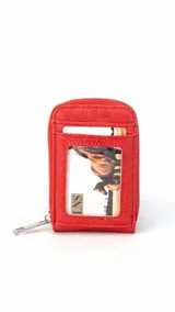 Tarjetero de diseño compacto en color tostado, con cierre perimetral metálico y visor frontal transparente para identificación o tarjetas.