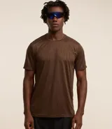 Remera deportiva de hombre con tecnología Dry, color marrón, de cuello redondo y manga corta. Presenta un sutil estampado texturizado en toda la prenda y detalles de líneas en los hombros.