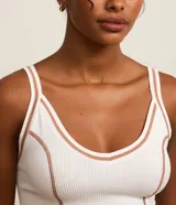 Camisete texturizada sin costuras, color blanco con pespuntes contrastantes color marrón, breteles medianos y sin copa.