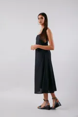 Vestido largo negro de tafeta de algodón, corte recto, con breteles metálicos regulables y escote cuadrado.