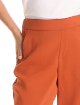 Pantalon de corte relajado color beige, con cintura plana en el frente y elástica en la parte posterior. Presenta pierna de corte recto, bolsillos laterales diagonales y bolsillos traseros simulados.