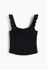 Musculosa corta negra de ajuste entallado en punto acanalado de algodón. Modelo con breteles y escote cuadrado con ribete de volado efecto arrugado que se prolonga por los hombros.