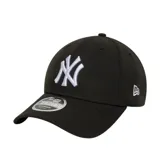 Gorra New Era modelo 9Forty M-Crown de los New York Yankees, color negro con el logotipo bordado en relieve en color blanco en el frente y detalle lateral de la marca.