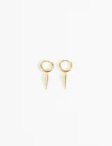 Aros dorados tipo argolla con dije colgante en forma de pincho.