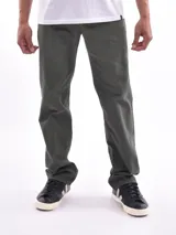 Pantalón de vestir de gabardina color verde oliva, de corte recto y tiro medio.