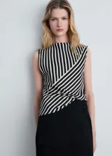 Blusa sin mangas con cuello perkins y estampado de rayas verticales en blanco y negro.