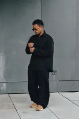 Pantalón negro de corte ancho, estilo wide leg.