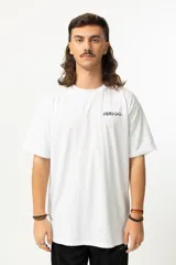 Remera blanca con estampado de Snoopy y Charlie Brown con gafas de sol y la frase "Where is the after?".