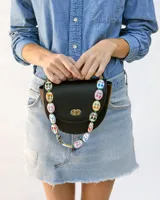 Correa corta para cartera Clare V con eslabones de porcelana estampados con motivos florales.