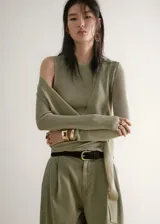 Musculosa de punto fino en color verde militar, con diseño entallado, cuello redondo y tirantes anchos.