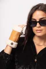 Guantes mitones color marrón de cuero con borde de lana natural color crema.