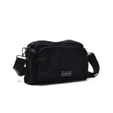 Cartera bandolera negra de Korium con correa ajustable.
