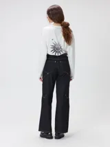 Pantalón de jean marrón de tiro medio, pierna ancha y estilo cargo con bolsillos utilitarios en las rodillas.