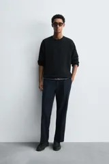 Jersey de punto regular fit, color azul marino, con cuello redondo y manga larga. Confeccionado en hilatura con mezcla de algodón y cáñamo. Acabados en rib.