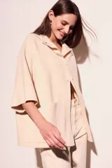 Cárdigan negro de punto con cuello mao, manga 3/4 y cierre frontal con botones.