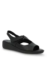 Sandalias de cuero negro con taco chino bajo, tira frontal ancha y tira con cierre de velcro en el empeine para un mejor ajuste.