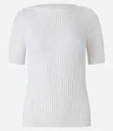 Blusa negra de viscosa con cuello redondo, mangas cortas y textura acanalada. Presenta un recorte oval en la espalda.