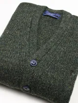 Cardigan de punto grueso con cuello en V y cierre frontal de botones. Presenta un diseño jaspeado en tonos verdes y oscuros, con textura de lana tejida.