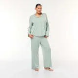 Conjunto de pijama de dos piezas color verde menta, compuesto por una camisa de manga larga con cuello solapa, cierre frontal de botones y bolsillo en el pecho, y un pantalón largo de corte recto con cintura elástica.