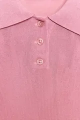 Polo de punto liso color azul marino, con cuello polo, manga larga y botones frontales.