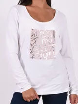Remera blanca de manga larga con cuello redondo y estampado abstracto en tonos rosa y plateado en el frente.