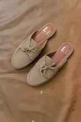 Mules de gamuza color tostado con diseño de zapato náutico, con cordones frontales y plantilla con logo estampado.