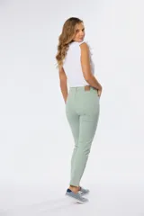 Pantalón blanco de jean, tiro medio, corte recto y cinco bolsillos.