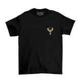 Remera negra de algodón de manga corta y cuello redondo, con un pequeño estampado dorado en el pecho con forma de ave y la inscripción 'G.O.A.T.'.