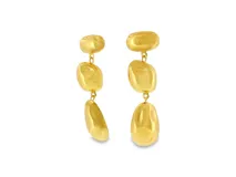 Pendientes colgantes de metal dorado con diseño escultural de tres eslabones orgánicos y asimétricos, de superficie pulida y estructura articulada.