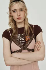 Camiseta slim fit de manga corta y cuello redondo, color marrón, con estampado frontal de Fozzie Bear de The Muppets y la frase "Maybe the best 'old-school' comic friend anyone could ask for!".