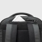 Mochila urbana de diseño minimalista en color negro, con compartimento principal con cierre, asa superior reforzada y bolsillos laterales.